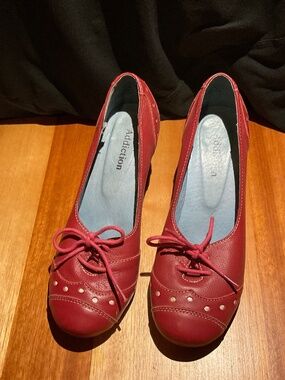 RIOT Addiction brand size 8. Leather upper and sides with bow for perfect fit.